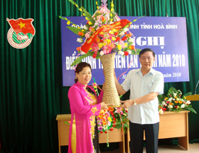Đồng chí Nguyễn Hữu Duyệt, Phó Bí thư Thường trực Tỉnh ủy tặng hoa chúc mừng Hội nghị.
